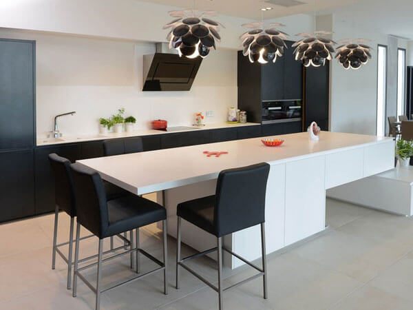 Tủ bếp được thiết kế theo phong cách hiện đại với đầy đủ những tiện nghi mang đến động lực cho các mẹ vào bếp nấu ăn ngon.